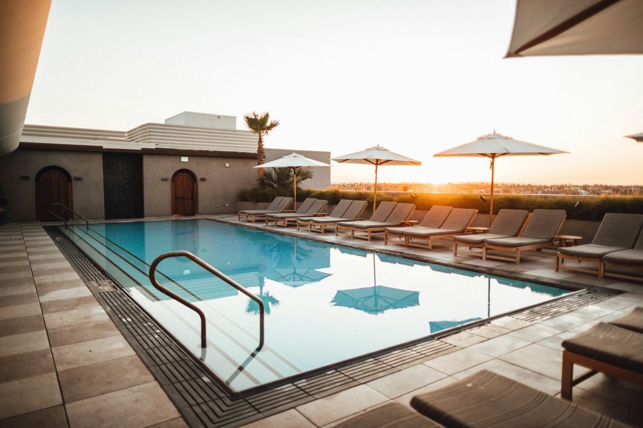 Piscine entretenue en fin de journée
